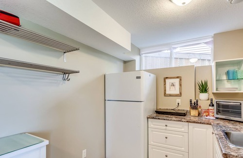 Airdrie House | Cozy Private Suite w/Waterfront Views Sleeps 4