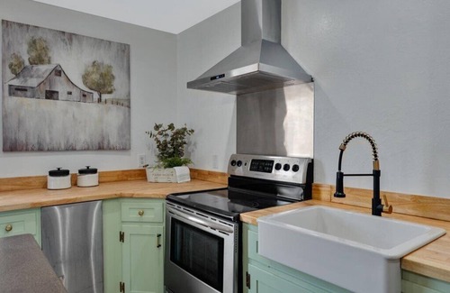Orchard North House | Cozy Queen Suite | Private Bath & Free Waffles!