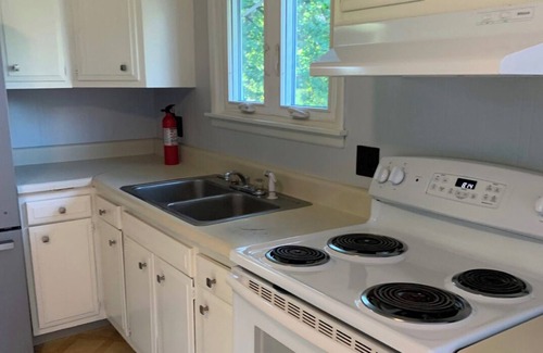 Hudson House | Cozy Quiet 3BR Fox Cottage 10 min from downtown Hudson