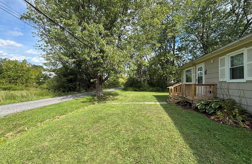 Hudson House | Cozy Quiet 3BR Fox Cottage 10 min from downtown Hudson