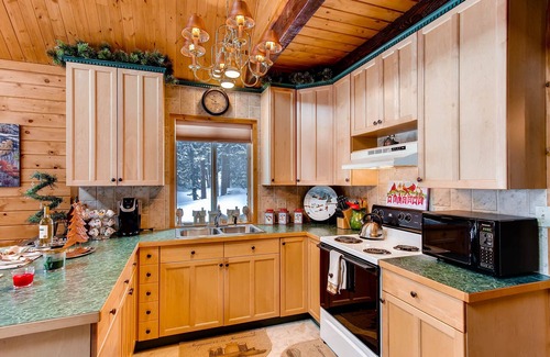 Valley of the Sun Cabin | Cozy Quiet Log Cabin in the Woods w/Epic Views, Fireplace - Whimsical Hollow