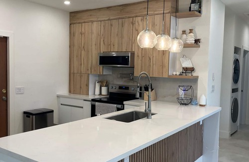 Hallandale Beach House | Cozy Renovated 2BR 1 Mile from Beach
