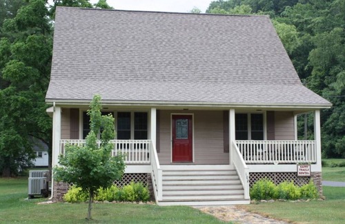 Damascus Cabin | Cozy retreat in Damascus on the AT and Creeper Trail. Pet Friendly!