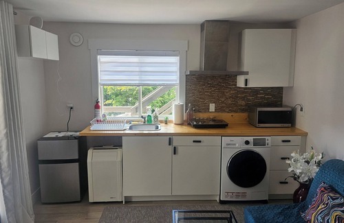 Mission House | Cozy Retreat: Private1-bedroom Suite on the highway in Mission