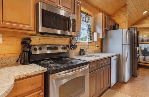 Walland Cabin | Cozy riverside cabin, hottub, fire-pit, fishing, tubing, relaxing