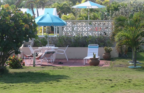 Frigate Bay House | Cozy Romantic Bungalow — 3 min walk to the beach, in front of the golf course!