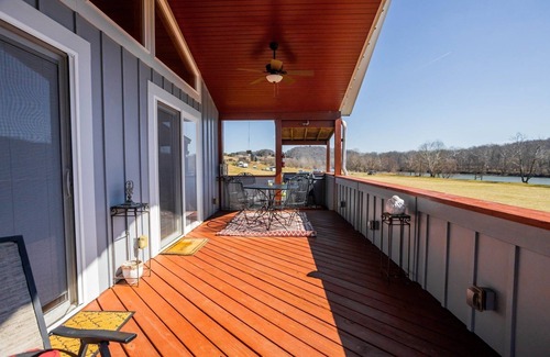 Draper Cabin | Cozy, Romantic Waterfront Cabin on New River 1BS2 - Moonlight Serenade