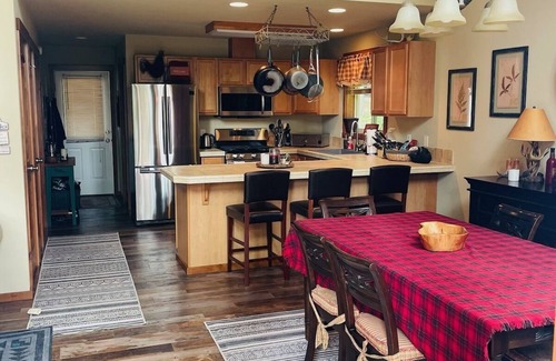 Roslyn Ridge Cabin | Cozy Ronald Lake Cle Elum Summer Oasis