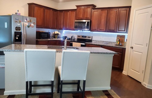 Cartersville House | Cozy room/bath in captivating Cartersville. Close to Hyundi plant, Piedmont Hosp
