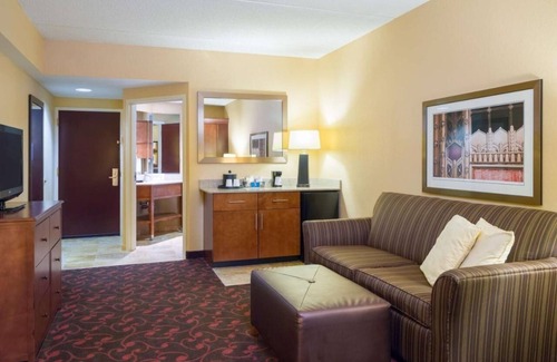 Carlisle Hotel | Cozy Room with Free Breakfast and Movies – Ideal for Army War College Visitors