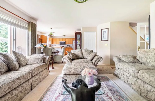 Holly House | Cozy Room with Heavenly Featherbed and Private Bath