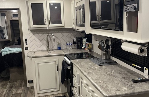 Taft House | Cozy RV 1Bedroom With Cali King bed, Double bunk beds, 1Bath, Private