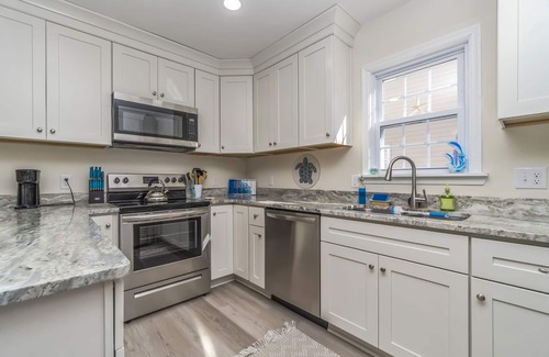 Norfolk Cottage | Cozy Safe Coastal Cottage 1.8 Mi from Hospitals Near Base + ODU