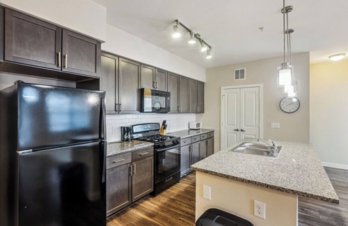 Southeast Houston Apartment | Cozy & Spacious I Parking I Properties by Preston