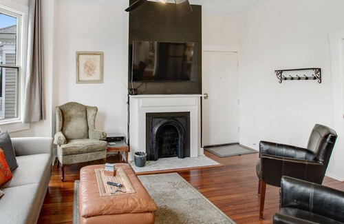 Thomas Square House | Cozy Starland retreat in the heart of historic Savannah walkable to everything