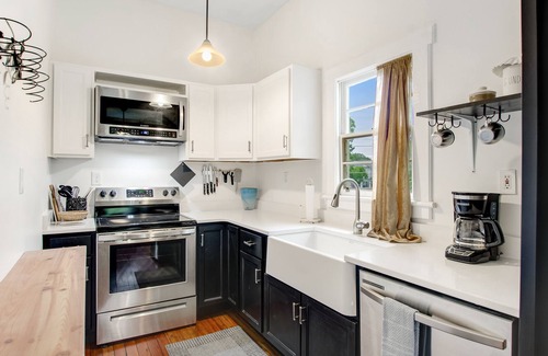 Thomas Square House | Cozy Starland retreat in the heart of historic Savannah walkable to everything