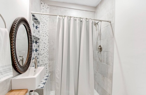 Thomas Square House | Cozy Starland retreat in the heart of historic Savannah walkable to everything