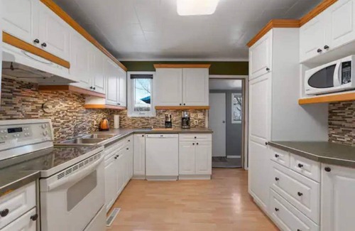 Drumheller House | Cozy stay with just a 5 minute walk to downtown Drumheller!