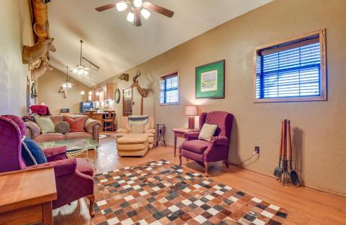 Palo Pinto County House | Cozy Strawn Cabin with Pool Access - Near Lake!
