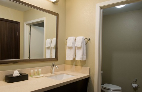 Barker Apartment | Cozy Studio + Free Breakfast | Swim in the Outdoor Pool, Soak in the Hot Tub