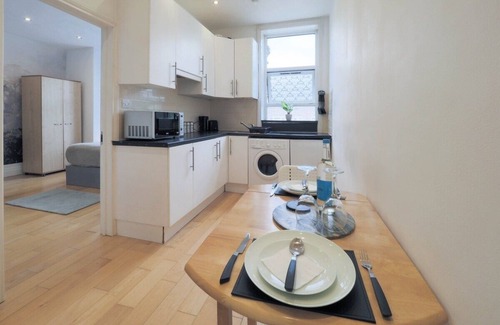 Kilburn Apartment | Cozy Studio In Central Kilburn London Zone 2 With Seperate Private Kitchen