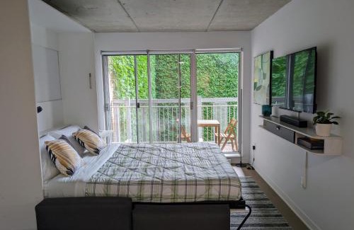 Quartier des Spectacles Apartment | Cozy Studio in Montreal's Quartier des Spectacles