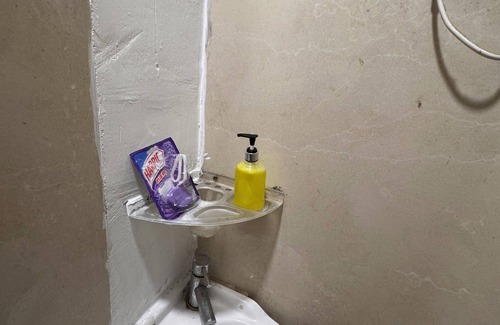 Old Rajinder Nagar Apartment | Cozy studio in tranquil New Delhi with AC