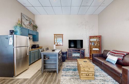 Keystone Apartment | Cozy Studio with Lake and Mountain Views, Ski Access, Bike Trails, and Hot Tub