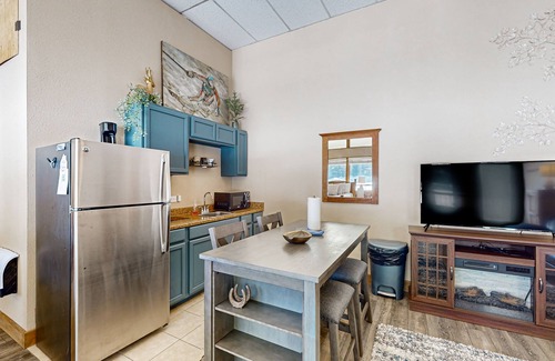 Keystone Apartment | Cozy Studio with Lake and Mountain Views, Ski Access, Bike Trails, and Hot Tub