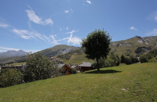 La Toussuire Apartment | Cozy studio with south-facing terrace - Near slopes and shops