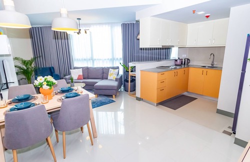 Bonifacio Global City Apartment | Cozy Suite w/Balcony/Fast WiFi across Mitsukoshi Mall & Uptown Mall