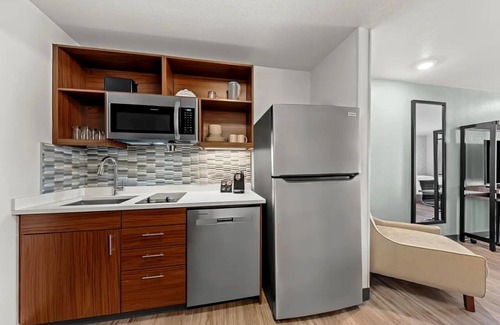 Waco Hotel | Cozy Suite w/Kitchen Near Baylor Univ. – Great for Family Visitors