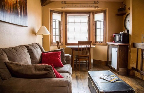 Estes Park Cabin | Cozy Suite with fireplace and Jacuzzi tub . Dogs OK.