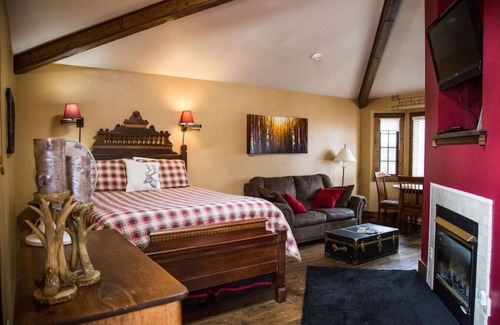 Estes Park Cabin | Cozy Suite with fireplace and Jacuzzi tub . Dogs OK.