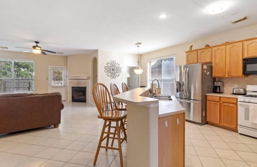 Scofield Farms House | COZY SUNTERRO SERENITY IN NORTH AUSTIN. PET FRIENDLY!