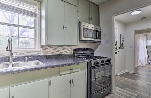 Temple Cottage | Cozy Temple Cottage w/ Private Backyard!
