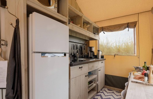 Pittem House | Cozy Tent Lodge in Pittem with Veranda and Barbecue