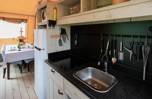 Pittem House | Cozy Tent Lodge in Pittem with Veranda and Barbecue