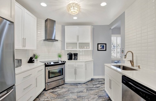 Thomas Square Apartment | Cozy Three-Bed Apartment Steps to Thomas Square