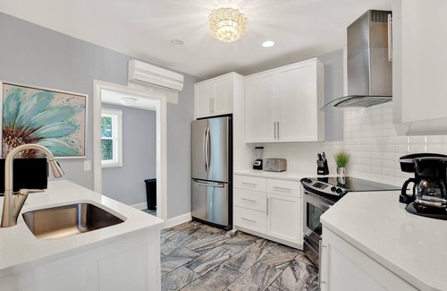 Thomas Square Apartment | Cozy Three-Bed Apartment Steps to Thomas Square