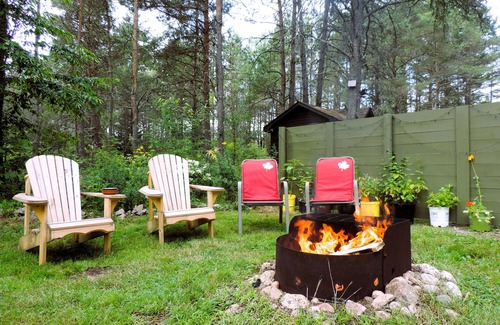 Joly Cabin | Cozy Tiny Cabin w Nature Shower & Wi-Fi | Near Mikisew Provincial Park & Lakes