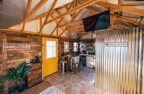 Holladay Cabin | Cozy Tiny Cabin w/Peace and Quiet- 3min from TN River, 1hr 15min from Nashville
