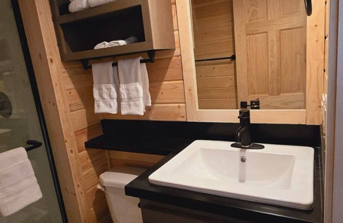 Page Cabin | Cozy Tiny Home King Room #13B