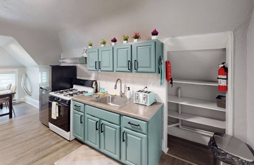 Irvington House | Cozy Traveling Professional's Retreat 15 min to EWR, Near NYC