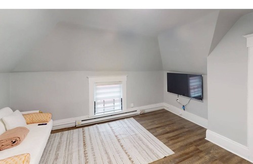Irvington House | Cozy Traveling Professional's Retreat 15 min to EWR, Near NYC