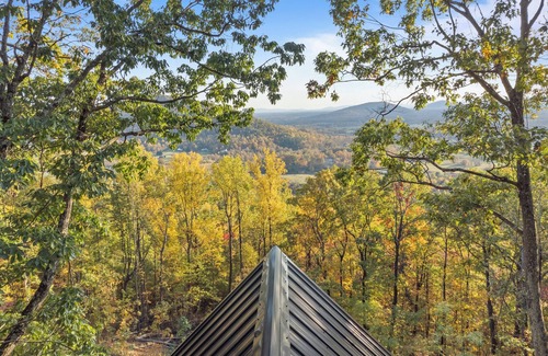 Stanardsville Cabin | Cozy Treehouse in charming Stanardsville with WiFi, Heating/AC, Hot Tub! n
