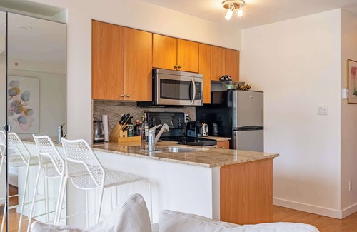 Downtown Vancouver Apartment | Cozy Unit steps from the Beach