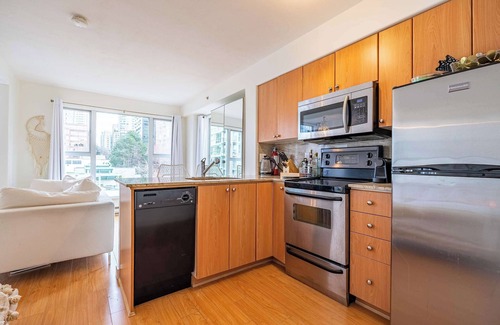 Downtown Vancouver Apartment | Cozy Unit steps from the Beach