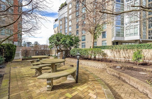 Downtown Vancouver Apartment | Cozy Unit steps from the Beach