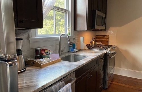 Savannah Victorian District House | Cozy, upscale Savannah carriage house, walk to all!